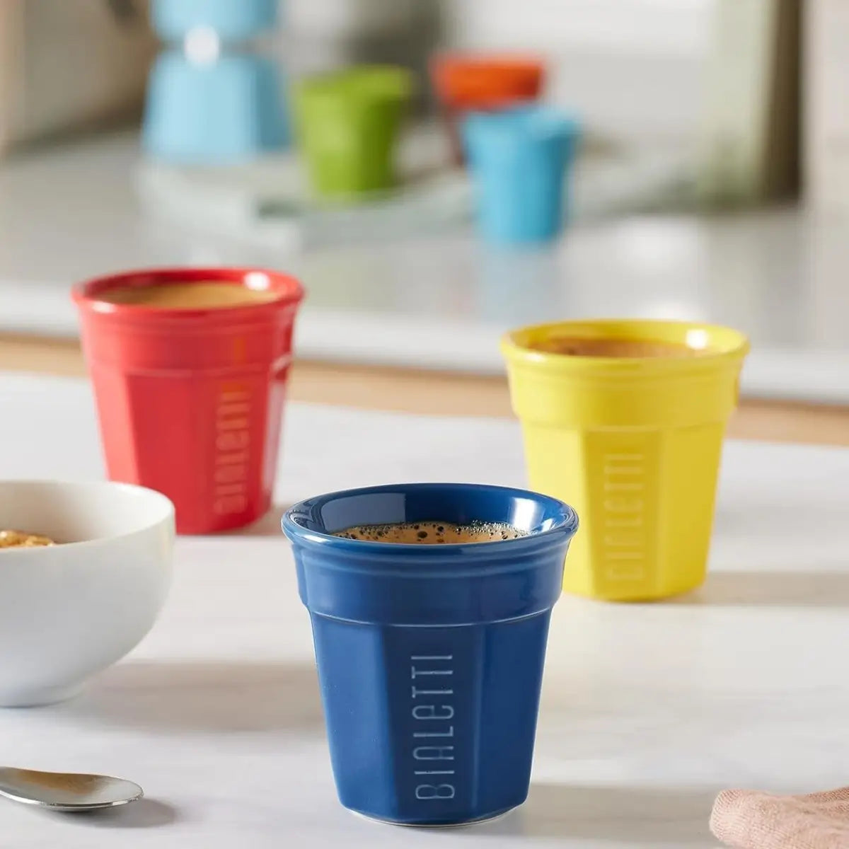 Set de 6 vasos de cerámica para espresso, con vaso azul y otros en rojo y amarillo.