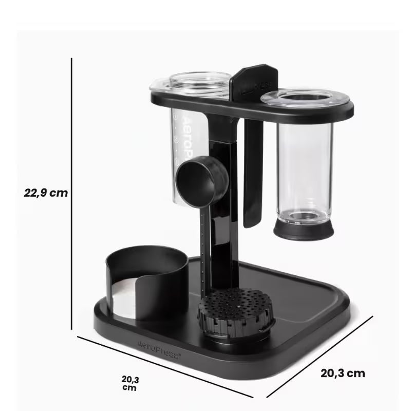Soporte organizador negro para Aeropress con dimensiones 20,3 cm y 22,9 cm mostradas