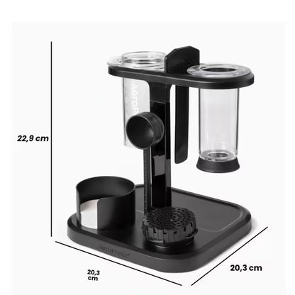 Soporte organizador negro para Aeropress con dimensiones 20,3 cm y 22,9 cm mostradas