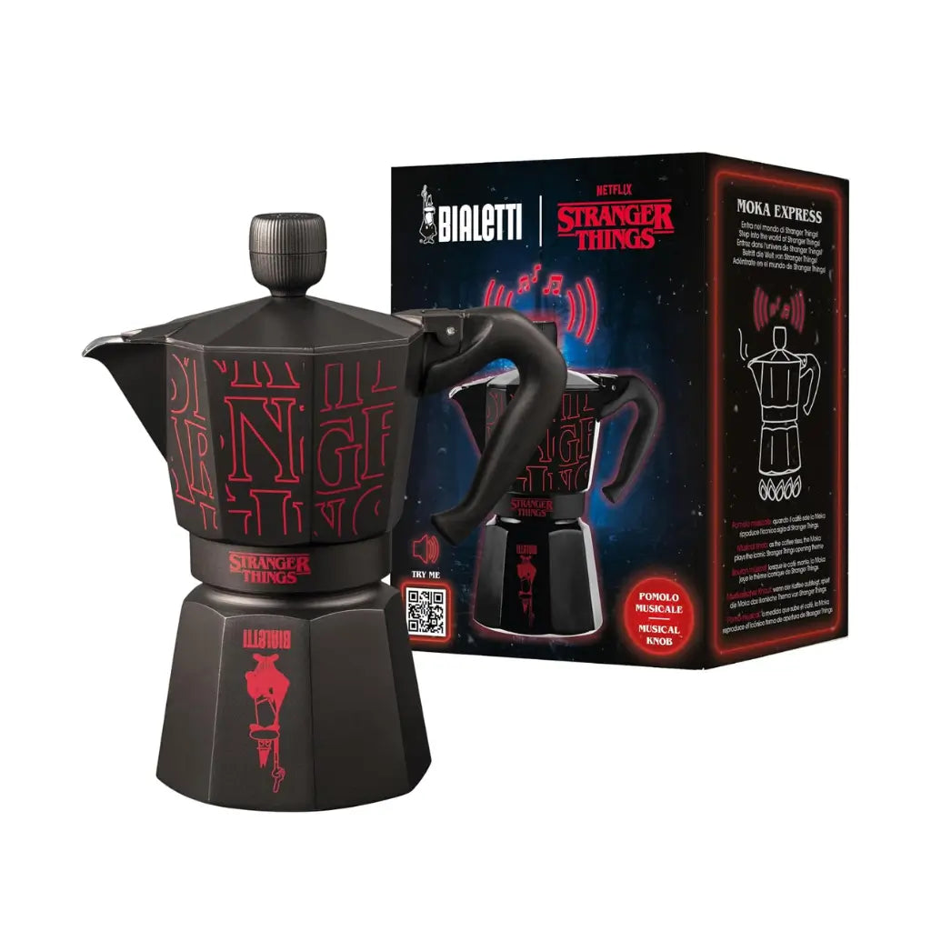 Cafetera moka negra Stranger Things con caja; logo Bialetti y gráfico rojo.