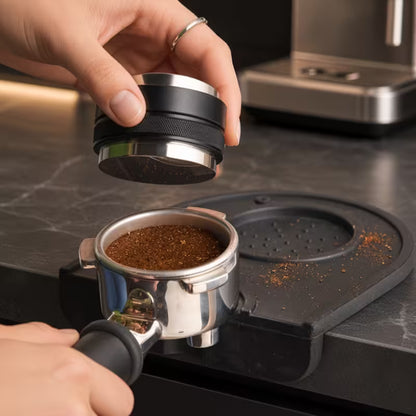 Base para apisonar negra con bandeja y disco perforado, usada con portafiltro